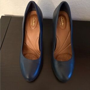 Clarks Artisan Women's Navy Leather Round-Toe Pumps Heels 9